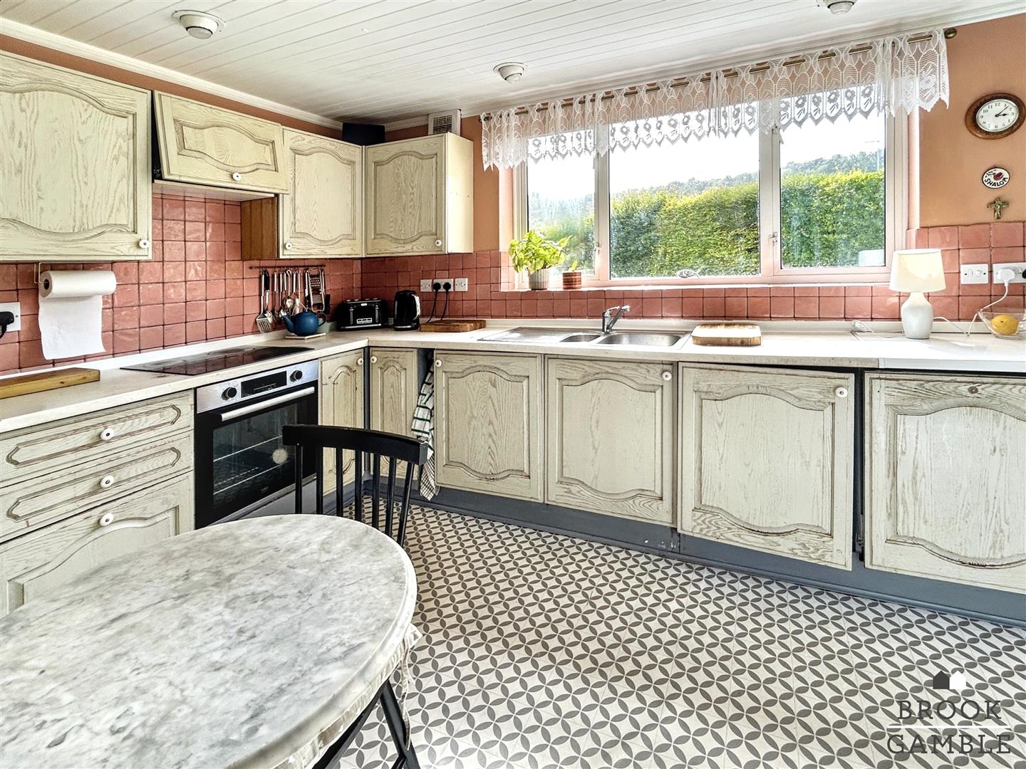 4 Bedroom Chalet - Detached. Pashley Road in Eastbourne,  5